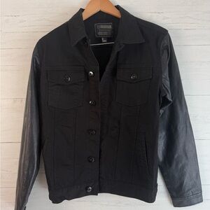Forever 21 Black Denim Jeans Jacket– Men’s Sz Small– Faux Leather Sleeves – EUC